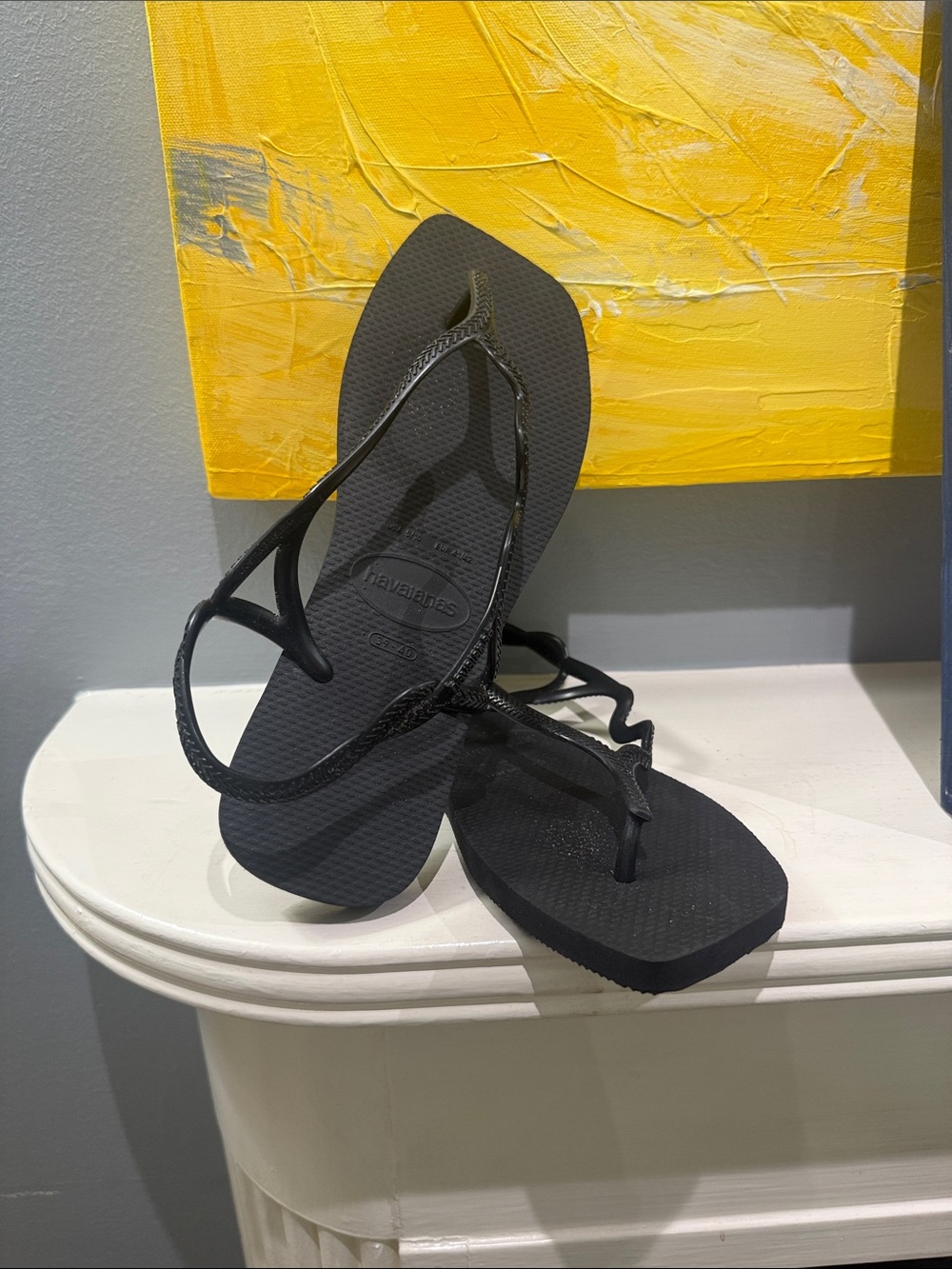 Havaianas Black Slim Strappy Sandals with Thin Crisscross Straps